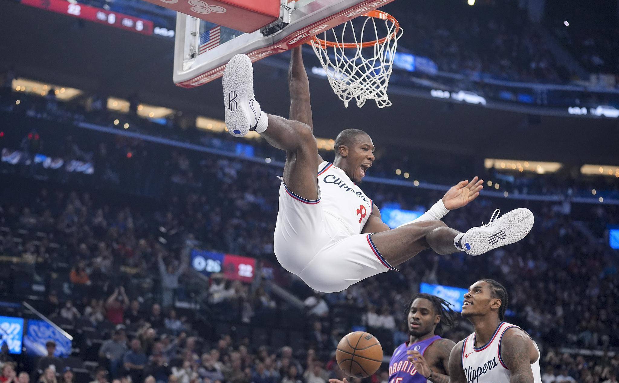 包含斯图加特训练开放日，关键时刻篮板制胜引欢呼，NBA常规赛在即，更衣室氛围转暖的词条