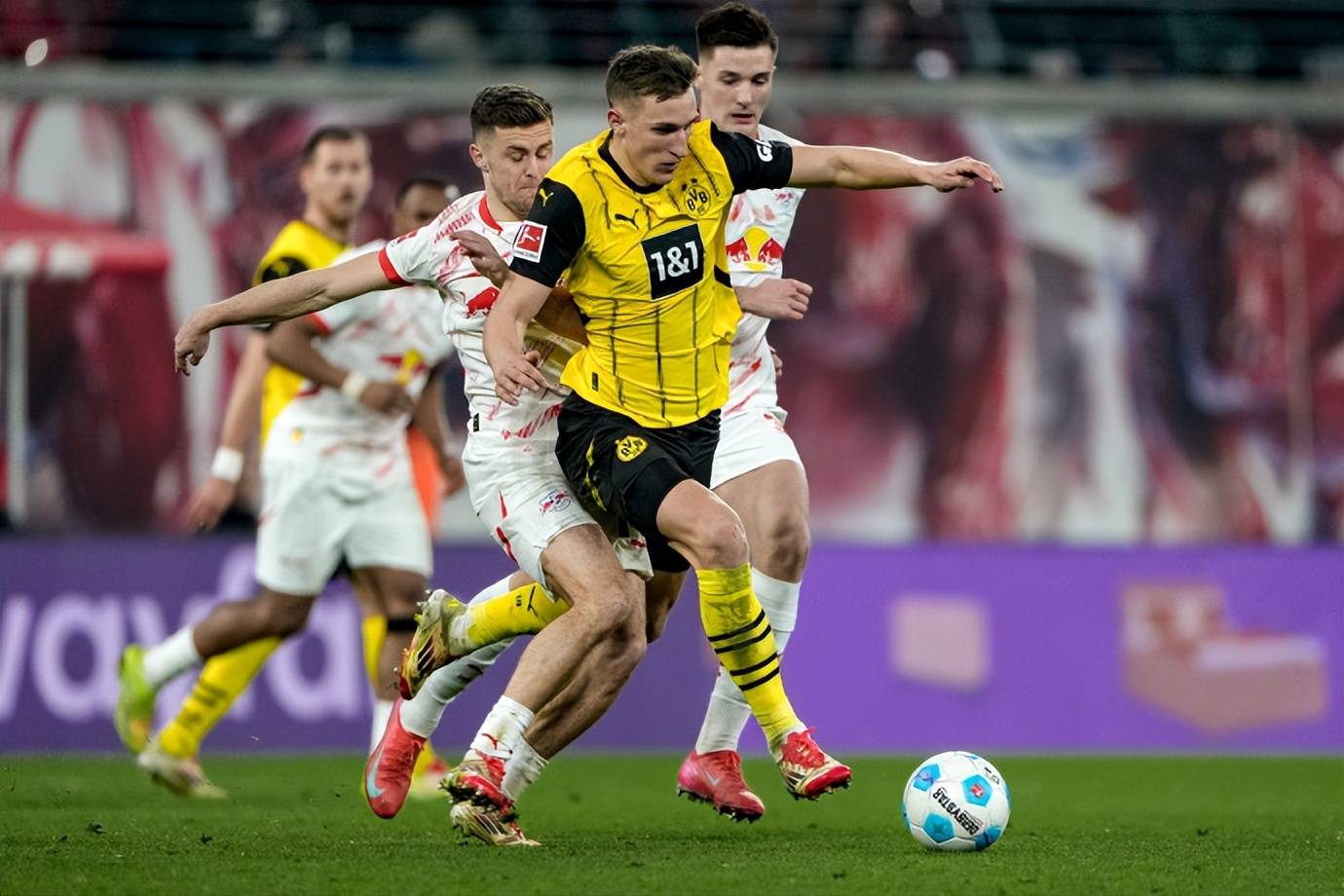 加时末段德甲焦点战;法兰克福绝杀压哨;媒体盛赞;身体对抗强度拉满的简单介绍 加时末段德甲焦点战;法兰克福绝杀压哨;媒体盛赞;身体对抗强度拉满的简单介绍